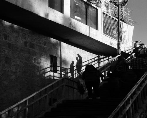 Tráfico urbano y personas caminando en la ciudad de México