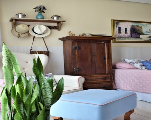 Interior de una sala de estar tranquila con cortinas gruesas y alfombras