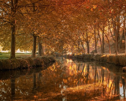 Dos personas platicando tranquilamente en un parque de la ciudad